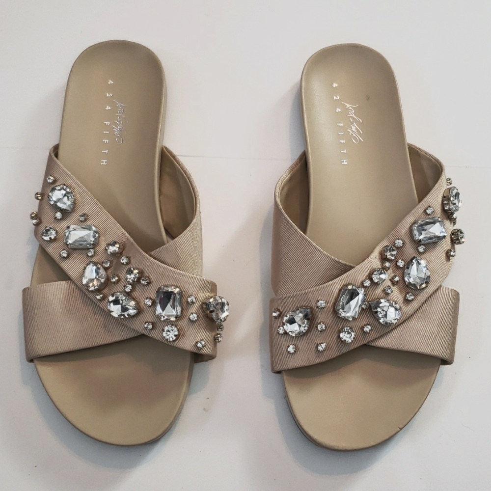 EUC 424 Fifth Lord + Taylor tan Charlotte jeweled flip flop sandals, 6M, 36